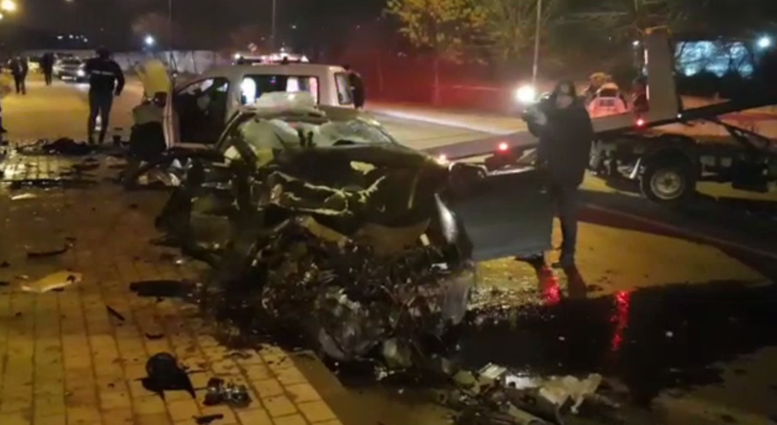 Impact devastator pe o stradă din Iași. Șoferul a murit pe loc, iar alte 5 persoane rănite