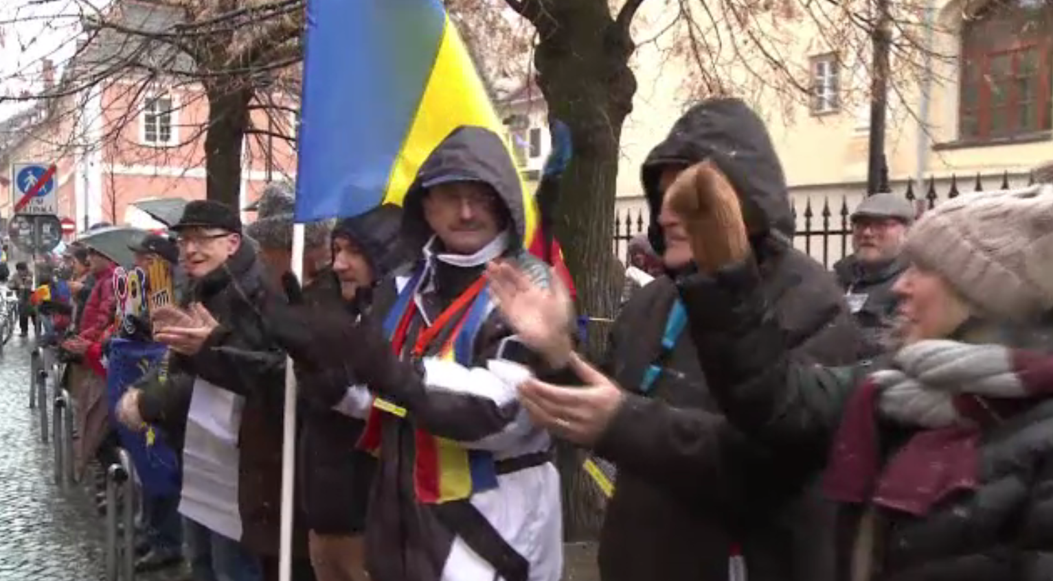 Un an de când oamenii din Sibiu ies în stradă zilnic. "I-am întârziat, nu au ordonanţele pe care le voiau”