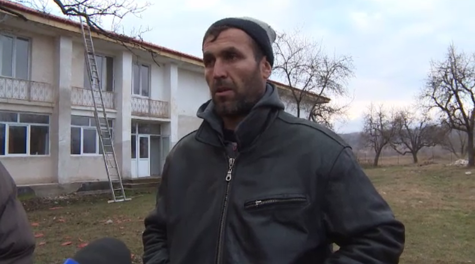 Muncitori lăsați fără bani, după ce au modernizat căminul cultural dintr-o comună. ”Nema bani”