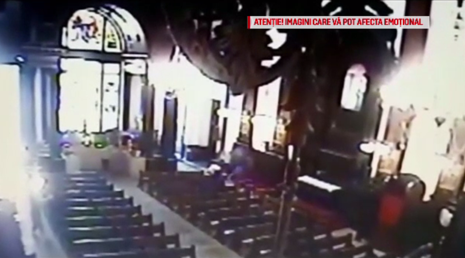 Momentul în care un bărbat deschide focul de armă într-o biserică. 4 morți