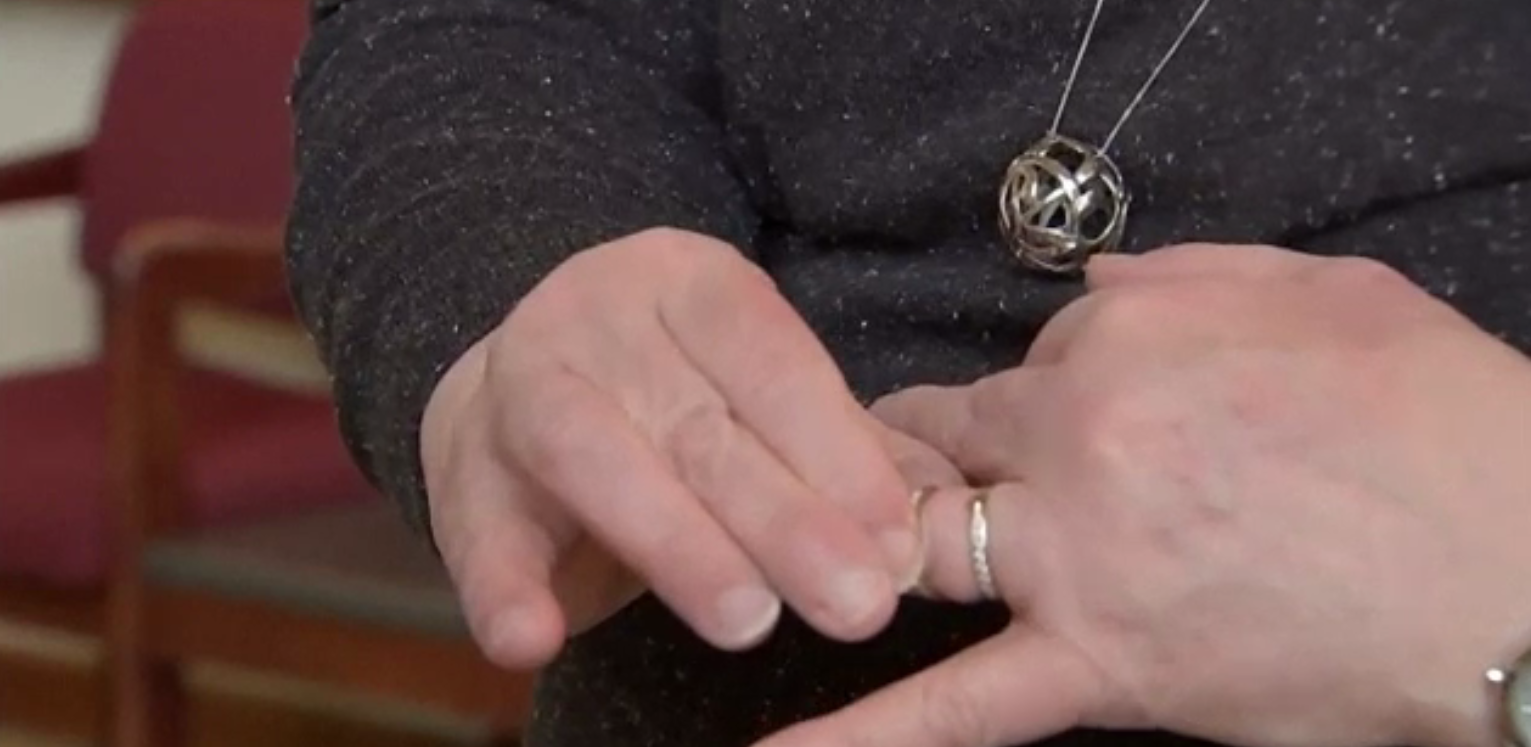 Și-a scăpat verigheta în vasul de toaletă și a găsit-o după 9 ani. Cum a fost posibil