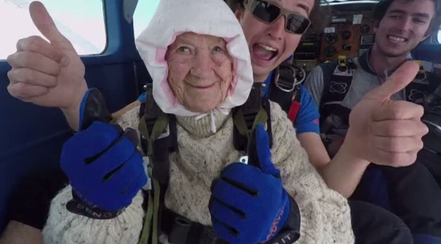 Cine este cea mai bătrână femeie din lume care a sărit vreodată cu parașuta și ce vârstă are