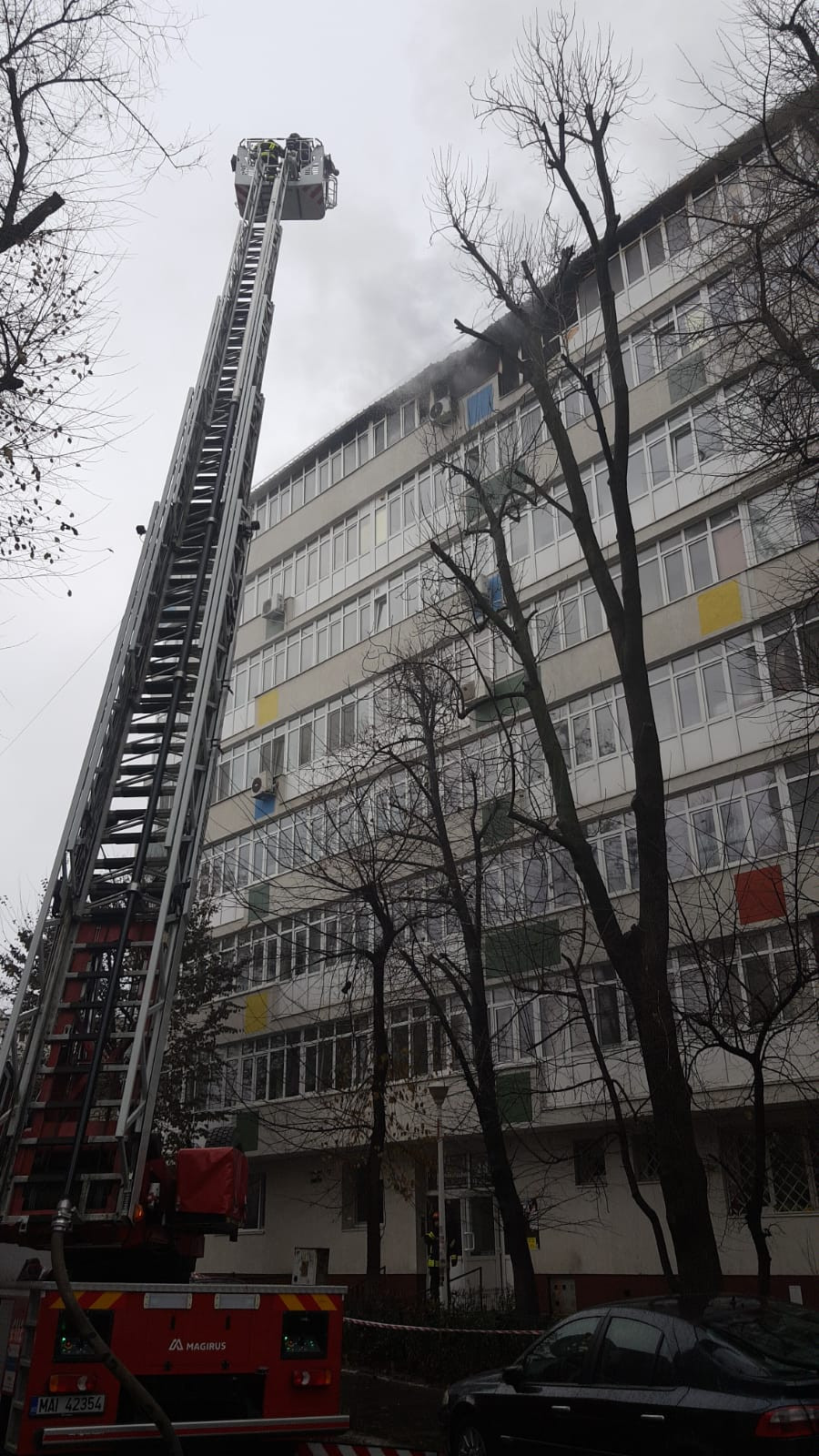 Incendiu de proporţii în Capitală, la etajul 7 al unui bloc. O persoană a murit