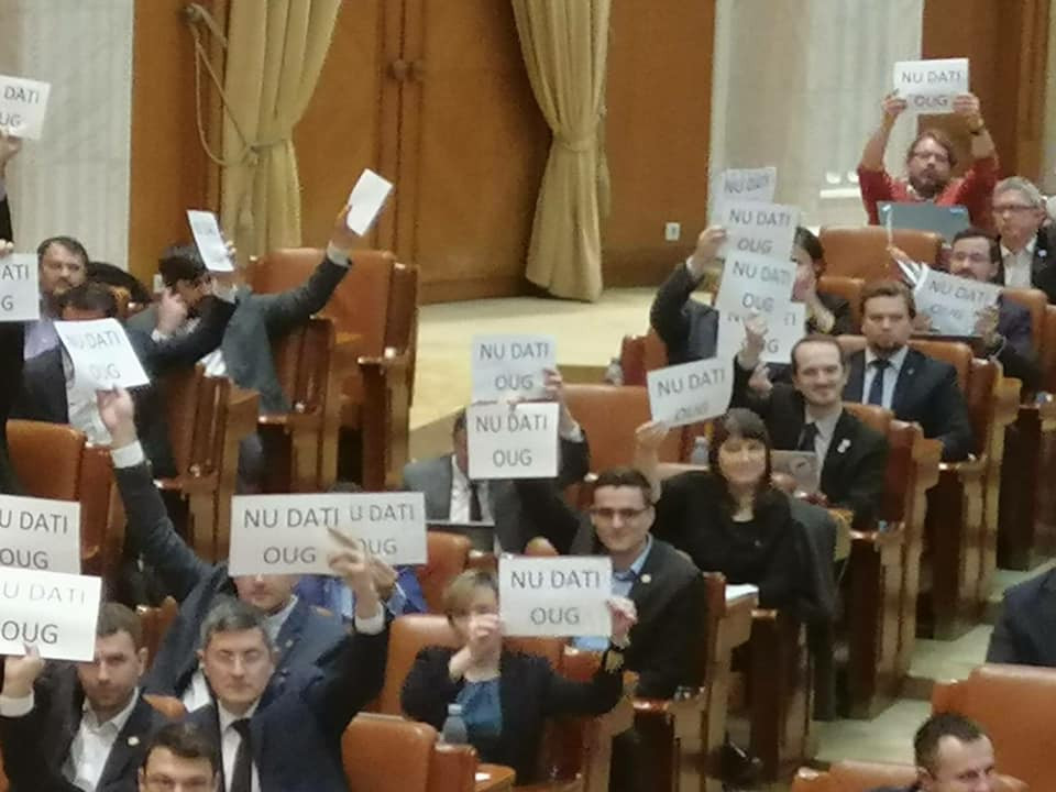 Mesajul parlamentarilor USR pentru premierul Dăncilă, afișat în plenul Parlamentului