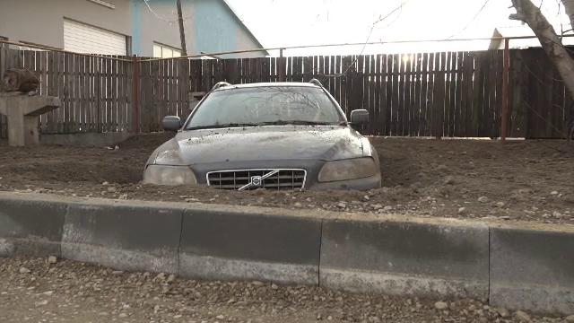 "Meşterul Manole" din Focşani a îngropat maşina în drumul pe care îl repara