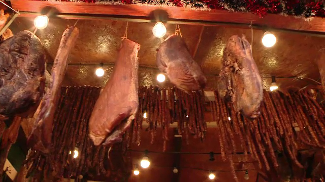 Secretul celei mai populare afumători din România. Ce lemn foloseşte proprietarul