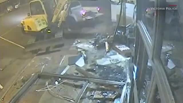 Doi hoţi au spart o bancă cu excavatorul. Cu ce pradă au plecat