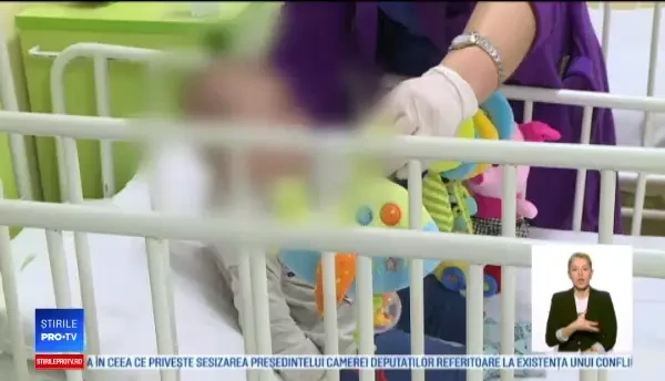 Povestea cutremurătoare a celor doi copii abandonați de mamă pe asfaltul ud, în fața spitalului din Alexandria