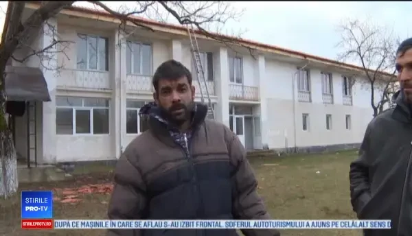 Muncitori lăsați fără bani, după ce au modernizat căminul cultural dintr-o comună. ”Nema bani”