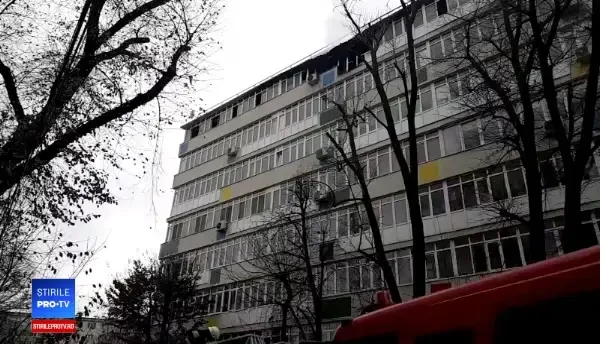 Incendiu de proporţii în Capitală, la etajul 7 al unui bloc. O persoană a murit