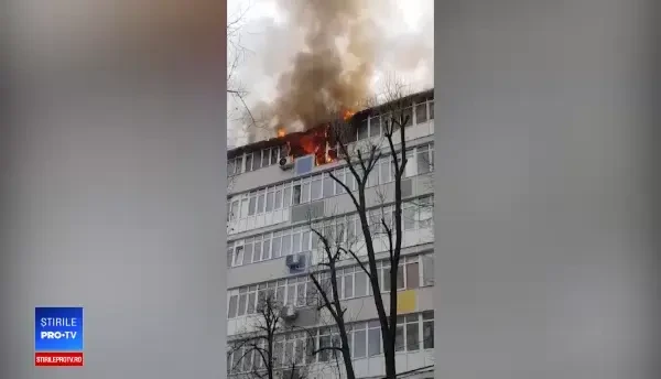 Incendiu de proporţii în Capitală, la etajul 7 al unui bloc. O persoană a murit
