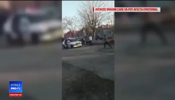 Polițiști loviți cu coasa de 2 bărbați. Care a fost motivul conflictului sângeros