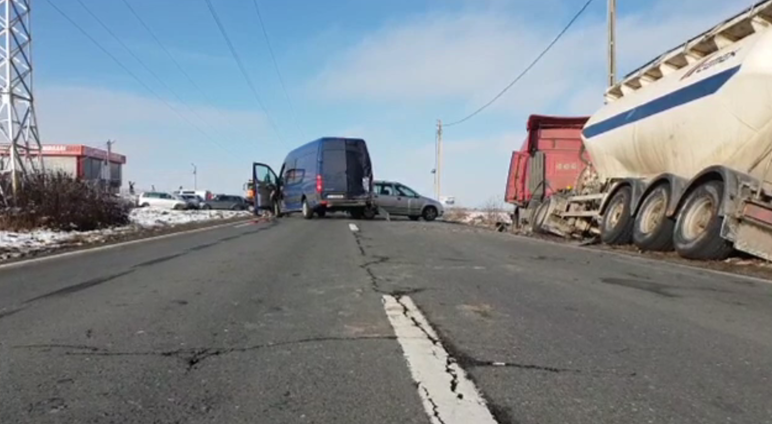 Impact violent între 3 mașini pe o șosea. Numărul victimelor