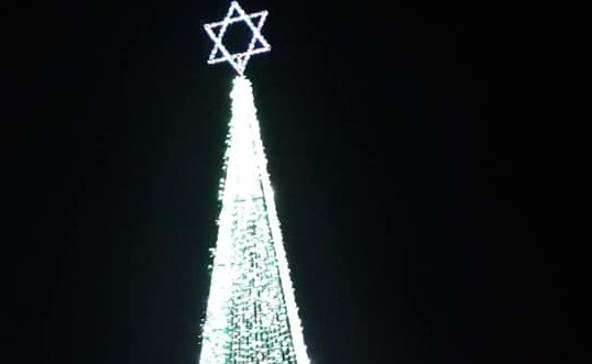 Brad de Crăciun din Timiș, împodobit cu Steaua lui David. Reacția primarului