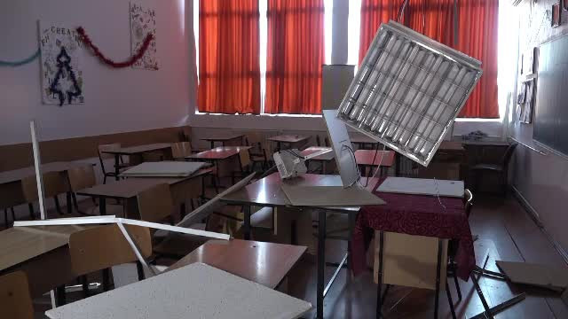 Tavanul unei școli s-a prăbușit în timpul orei. Eleve lovite de plăcile de rigips