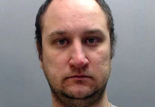 Un polițist a violat o fetiță și a filmat scenele cu telefonul mobil