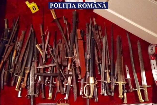 Arsenalul găsit în casa unui arădean. Avea 69 de săbii şi multe alte arme