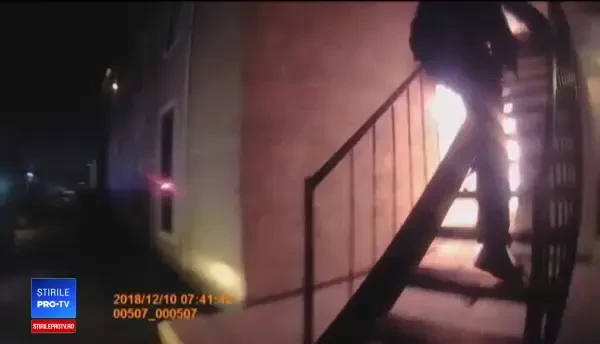 Salvare dramatică din flăcări, filmată de camera unui polițist