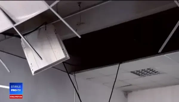 Tavanul unei școli s-a prăbușit în timpul orei. Eleve lovite de plăcile de rigips