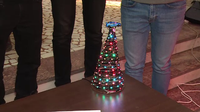 Brazi de Crăciun neobișnuiți. Pomul creat de câțiva elevi din Galați: costă 500 de lei