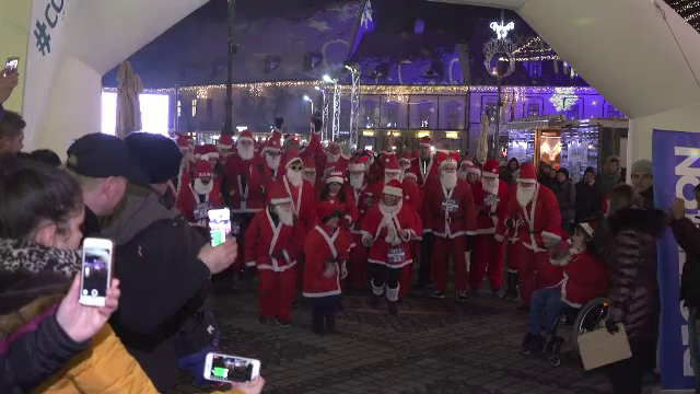 150 de sibieni îmbrăcați în Moș Crăciun au alergat în centrul orașului