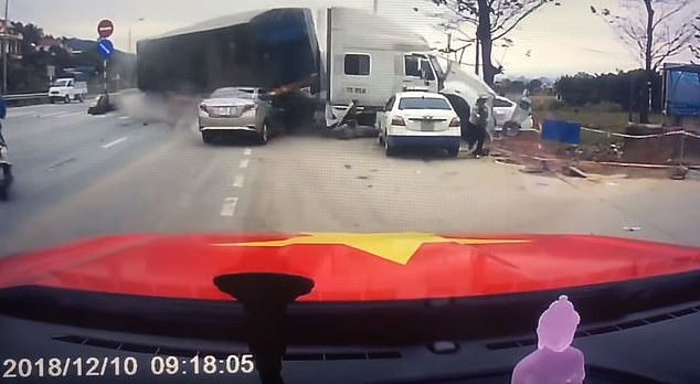 Accident spectaculos surprins pe autostradă. Cum a reușit o mamă să-și salveze fiul