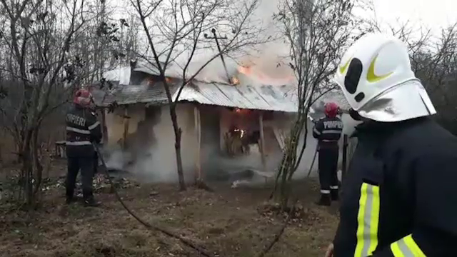 Un bărbat a murit în somn. Ce au descoperit pompierii în locuința sa