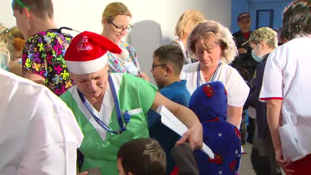 Spectacol pentru copiii bolnavi, oferit de medicii şi asistentele de la Fundeni