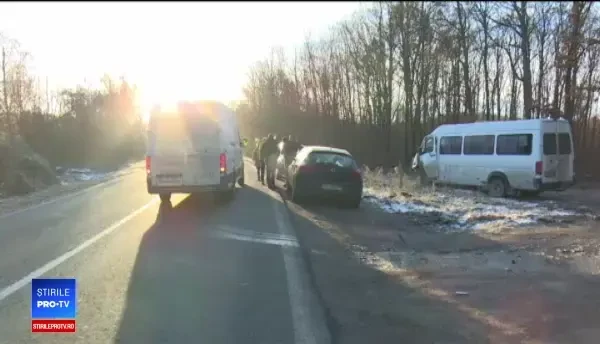 Microbuz școlar implicat într-un accident grav, în Bihor. Un tânăr a murit