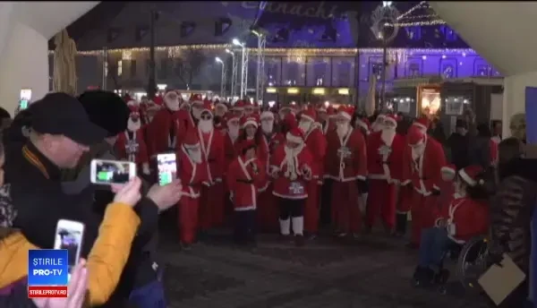 150 de sibieni îmbrăcați în Moș Crăciun au alergat în centrul orașului