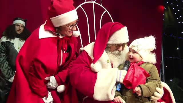 Moş Crăciun a venit cu 10 zile mai devreme în Târgovişte. Reacţia copiilor