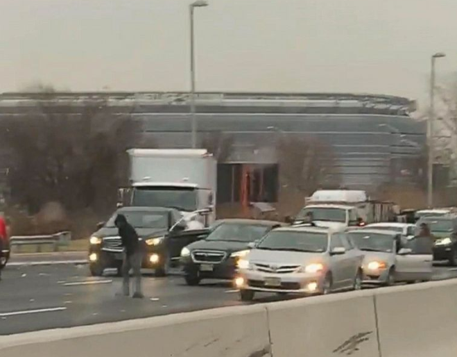 Ploaie cu bani pe o autostradă. 300.000 de dolari, împrăștiați pe șosea. VIDEO