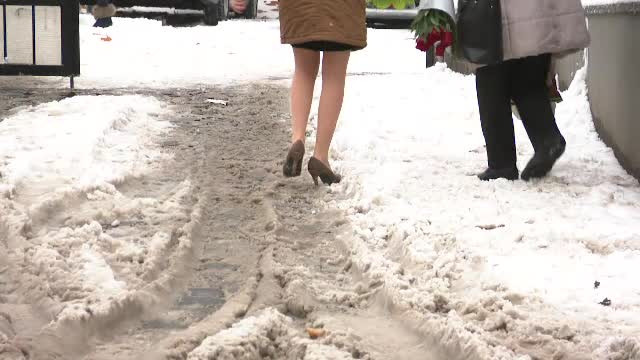 Din autobuze și tramvaie, cu picioarele direct în bălți sau mocirla din București