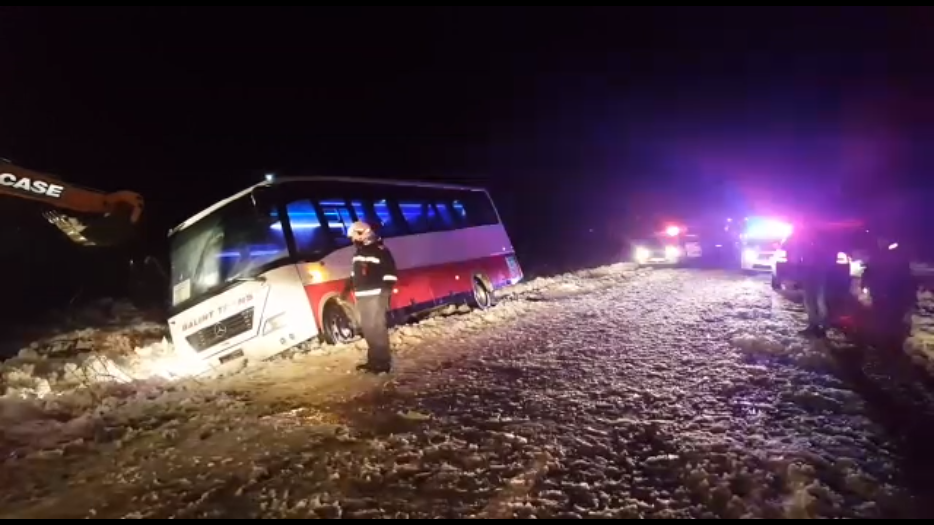 Un autocar cu 29 de pasageri a ajuns într-un șanț, în județul Olt. VIDEO