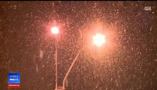 Din autobuze și tramvaie, cu picioarele direct în bălți sau mocirla din București