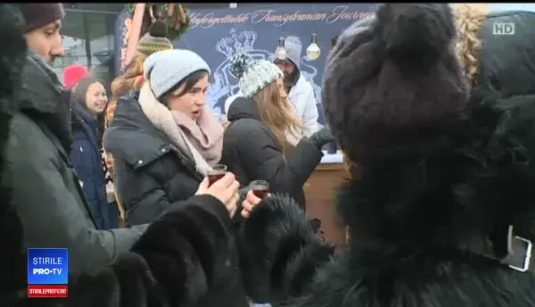 Reacția unor turiste din China când mănâncă o ureche de porc pârlită