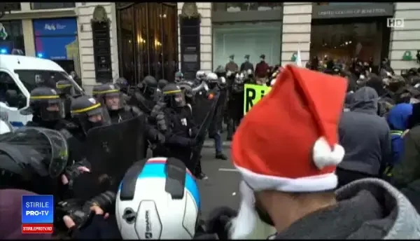 Noi manifestaţii ale "vestelor galbene", în Franţa. Protestul unor tinere la bustul gol