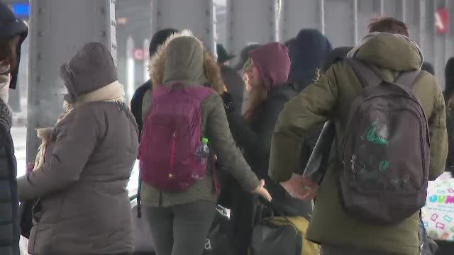 Întârzieri uriaşe la trenuri. Ce le dă CFR pasagerilor care aşteaptă în frig