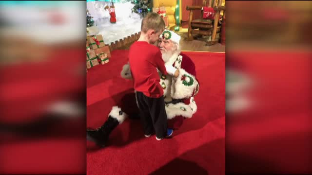 Reacţia unui copil orb cu autism când îl întâlneşte pe Moş Crăciun. Ce a vrut să simtă