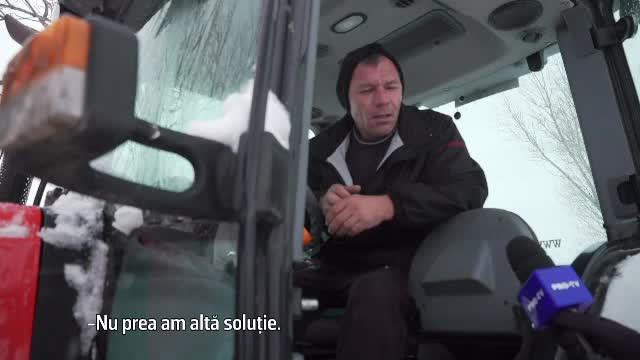 Primarul care deszăpezeşte singur comuna pentru că nu-şi permite un angajat