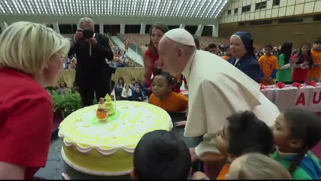 De ziua lui, Papa Francisc a primit un tort uriaș, de la copii. VIDEO