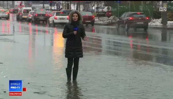 Ploaia și ninsoarea transformă mersul pe stradă într-un calvar: „Sărim pârleazul”