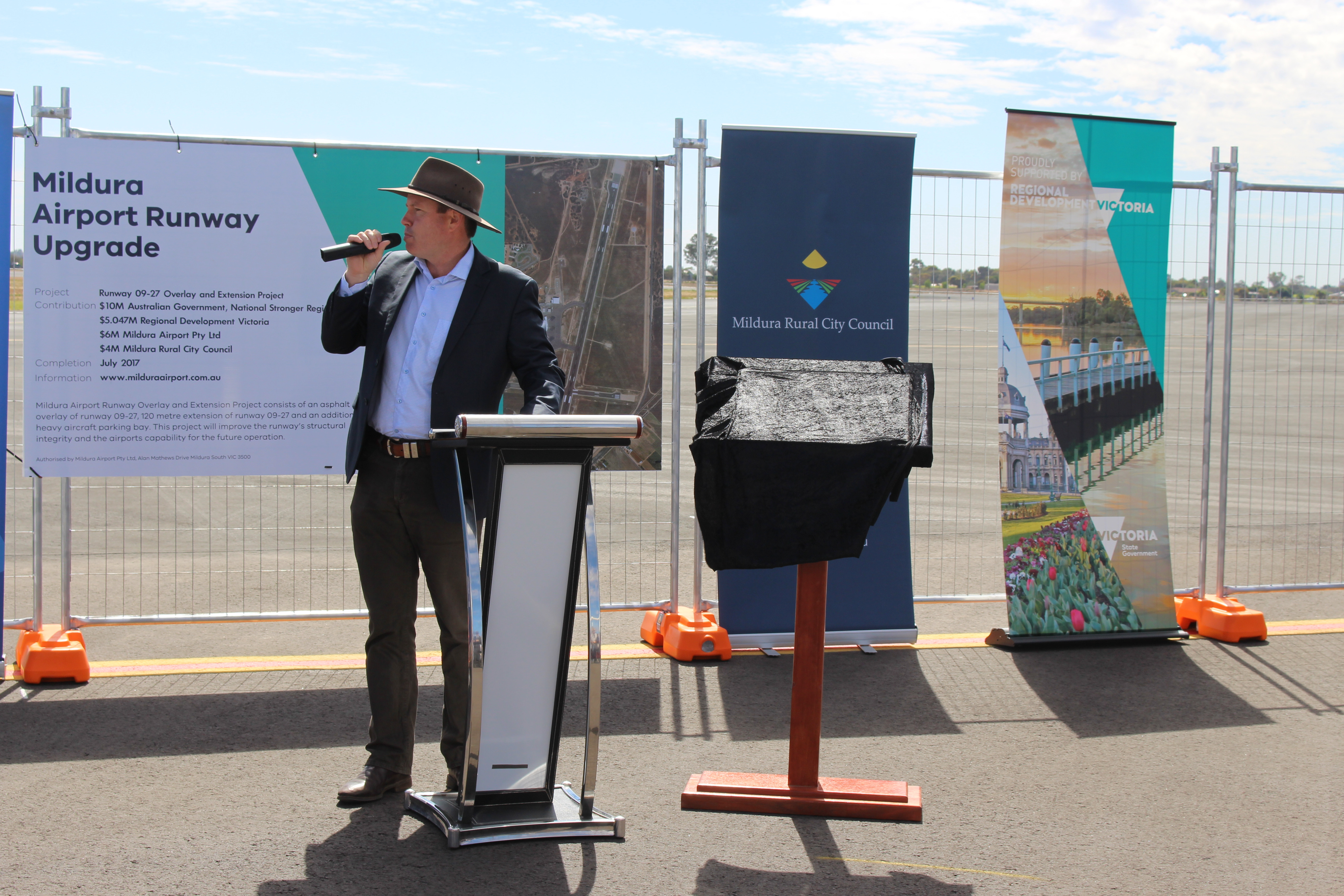 Un ministru a demisionat după ce a fost prins pe un site de întâlniri online