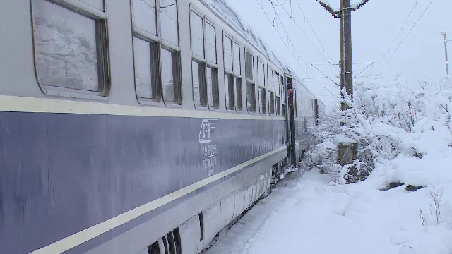 Reacția călătorilor blocați ore-n șir în trenuri: „25 de ore, inadmisibil aşa ceva”