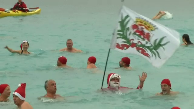 50 de oameni s-au scăldat în apele Mediteranei de dragul unei tradiții de Crăciun