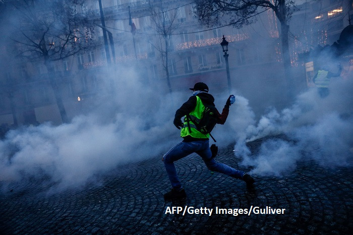 “Vestele galbene” îngenunchează Franța. Lovitura primită de a doua economie a zonei euro