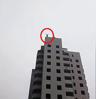 Copil de 15 ani, decedat după ce s-a aruncat cu o paraşută de pe bloc. Mama a filmat tragedia