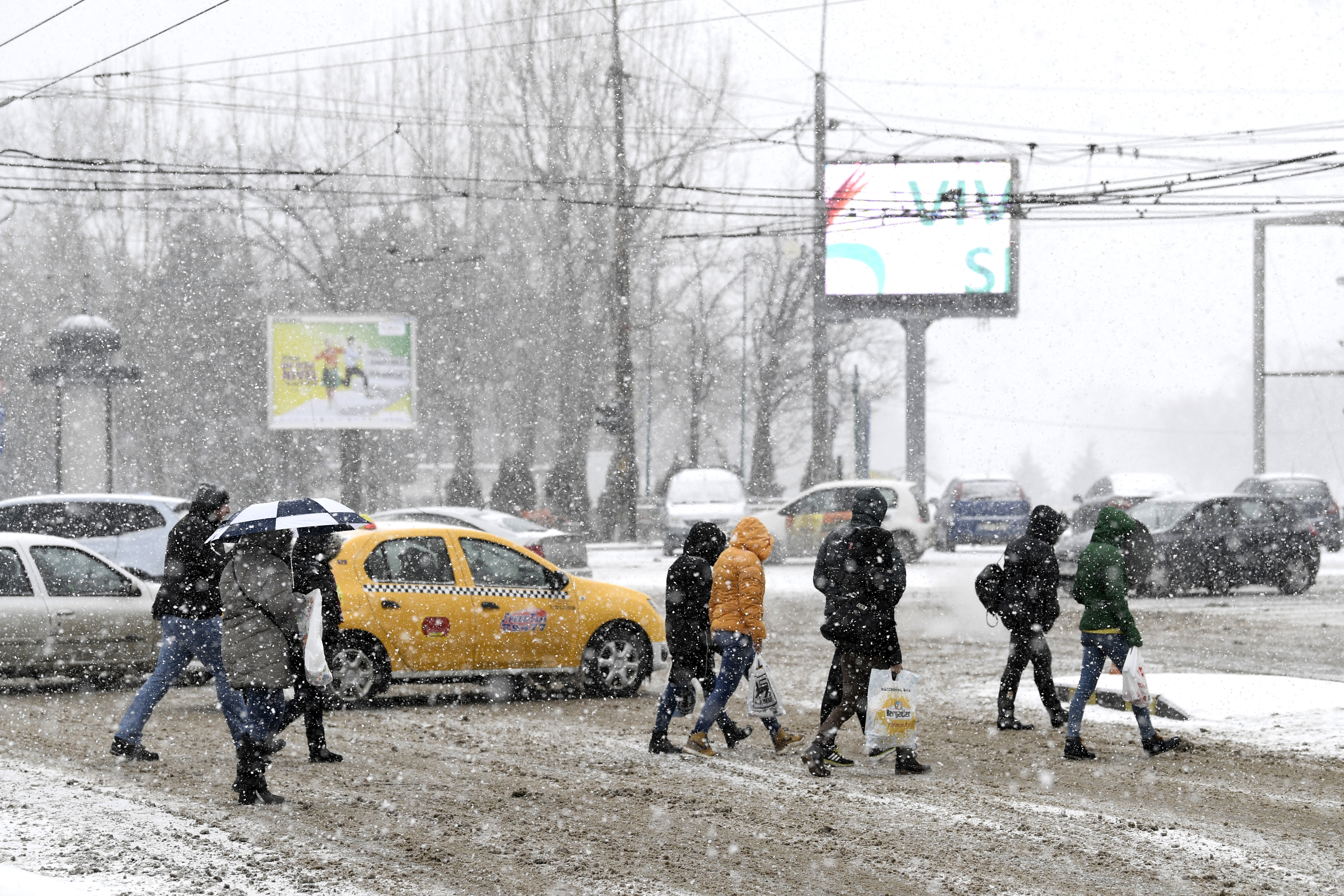 Accident grav pe trecerea de pietoni. Două eleve, spulberate de un autobuz