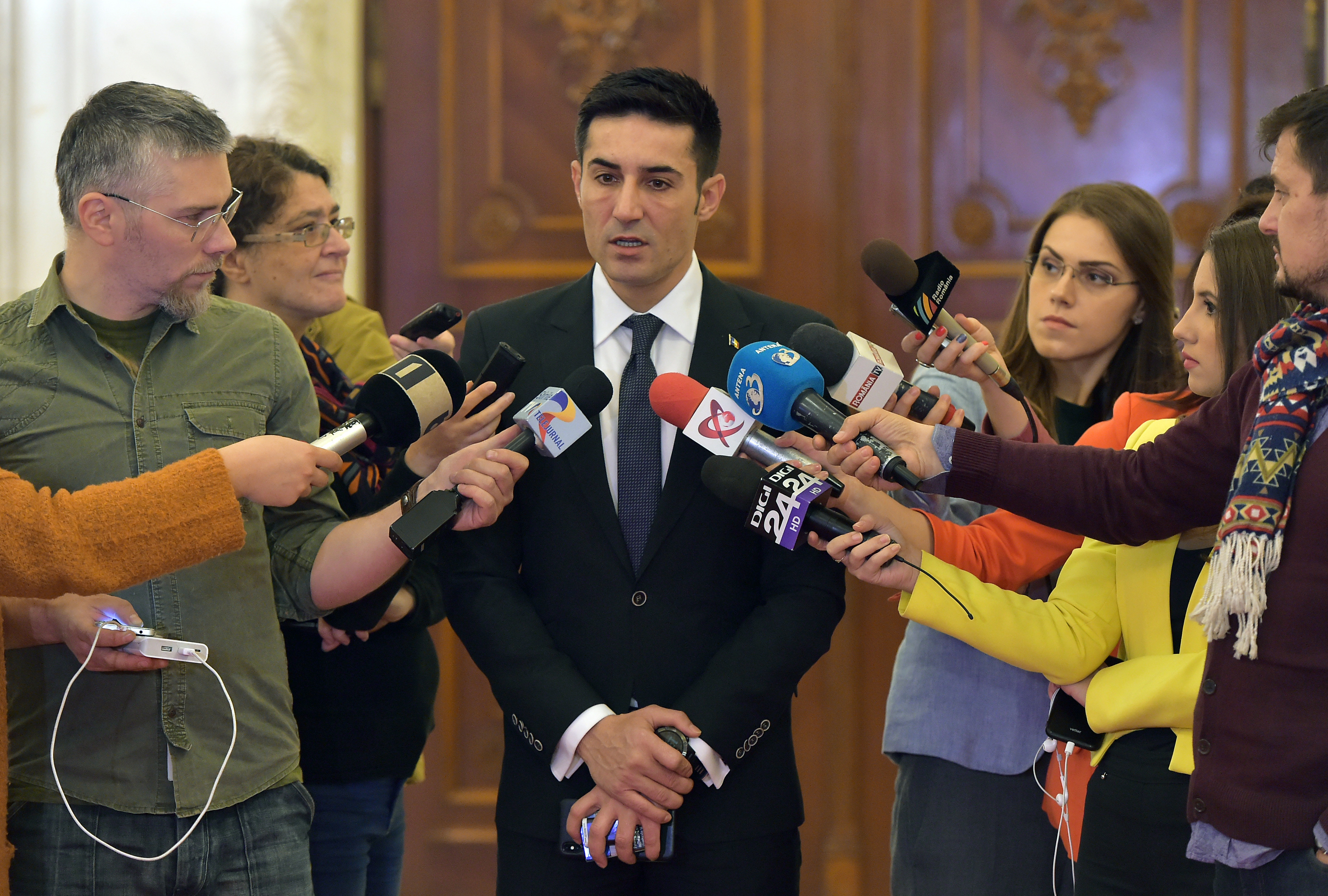 Senatorii au amânat pentru 2 aprilie raportul privind urmărirea penală a lui Tăriceanu