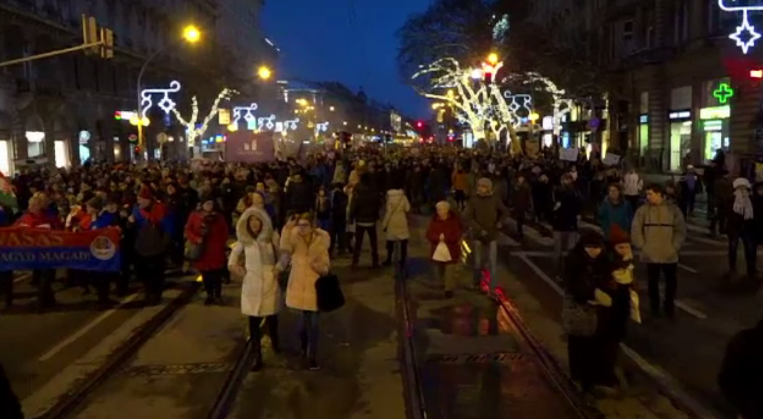 Protestatarii din Ungaria, însoțiți de politicienii din opoziție. Mesajul Guvernului